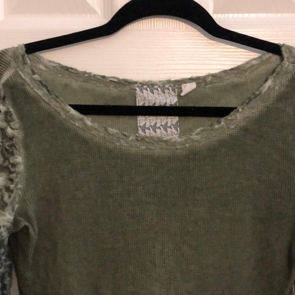 Cute basic top - Picture 3 of 3